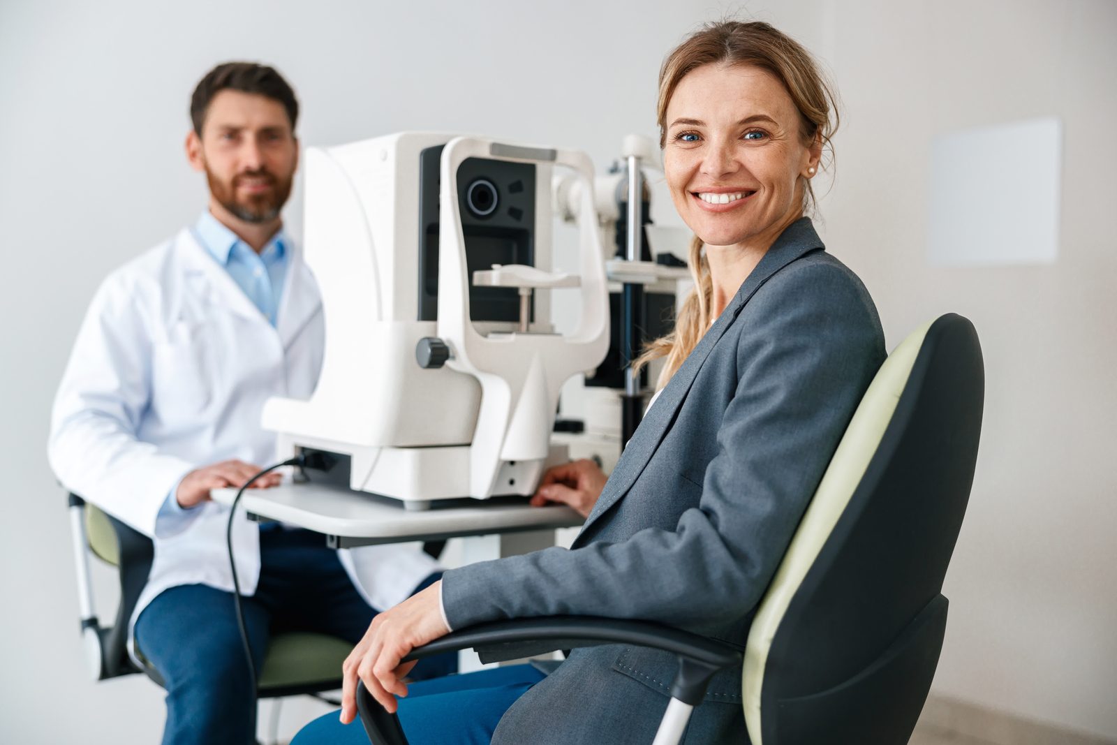 Optometrysta podczas badania wzroku pacjentki w salonie w Legionowie